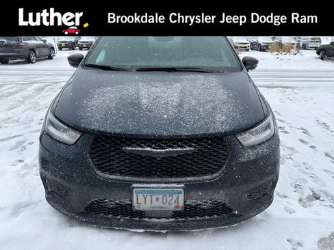 Used 2024 Chrysler Pacifica Premium image 1