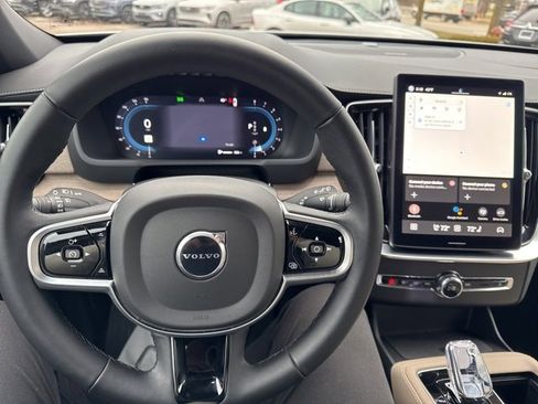 Used 2025 Volvo XC90 B5 Plus image 11