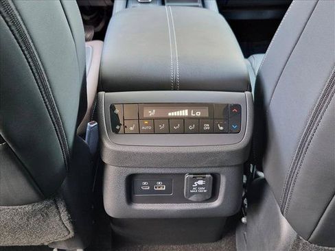 Certified 2025 Nissan Pathfinder Platinum FWD image 18