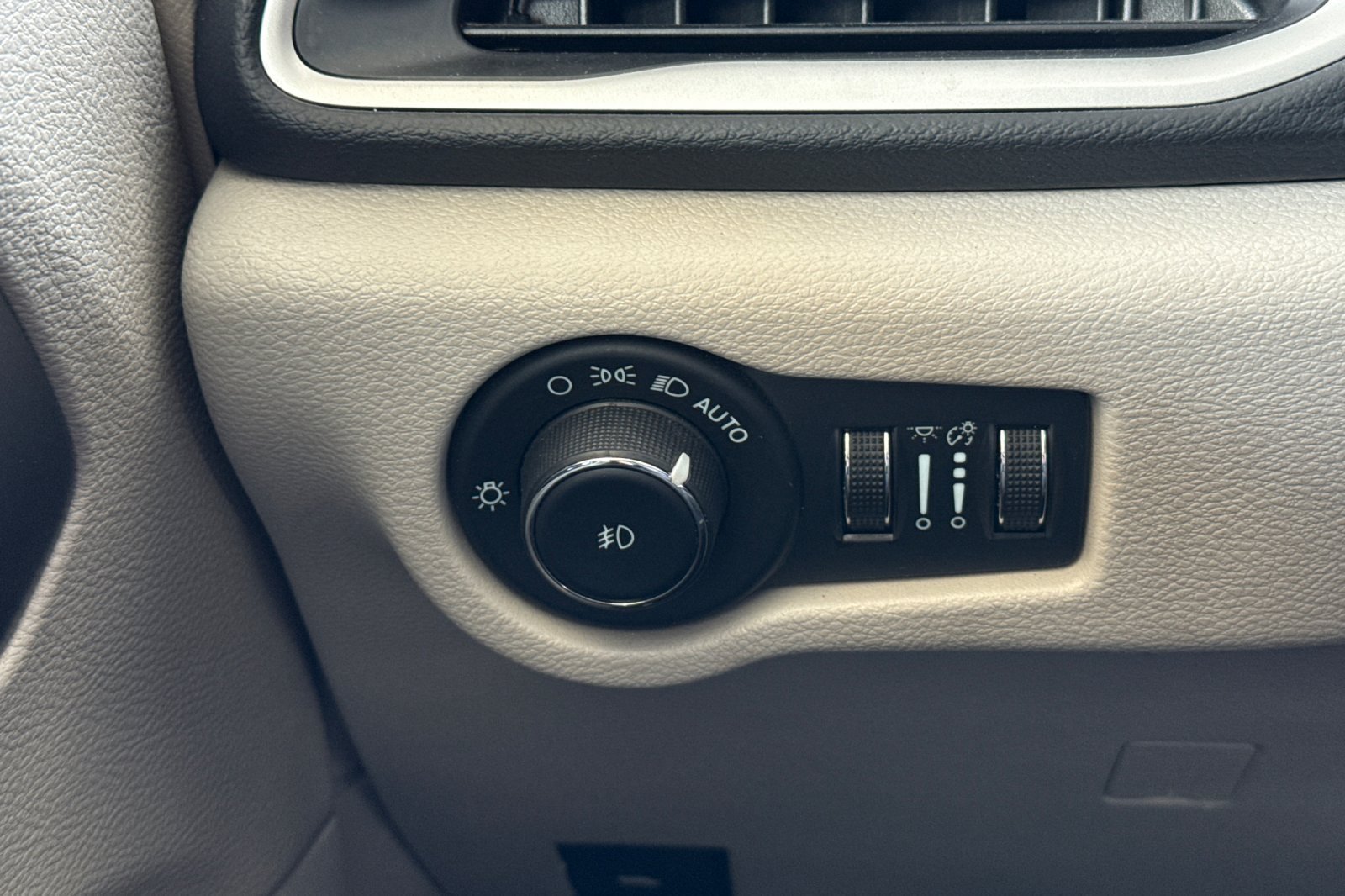 Used 2023 Chrysler Pacifica Touring-L FWD image 39