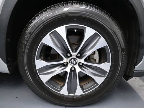 Used 2023 Toyota Highlander XLE image 5