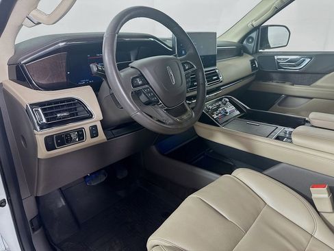 Used 2024 Lincoln Navigator Premiere image 9