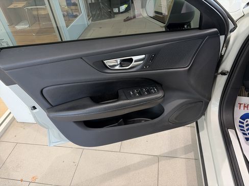 Used 2020 Volvo V60 T5 Momentum image 9
