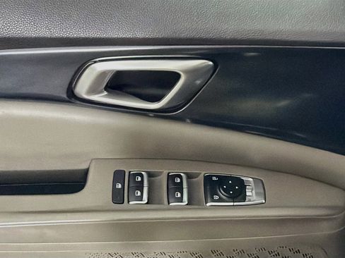 Used 2025 Kia Carnival FWD image 15