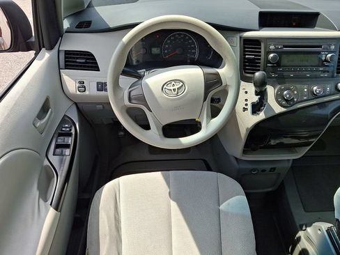 Used 2011 Toyota Sienna w/ Towing Pkg FWD image 12