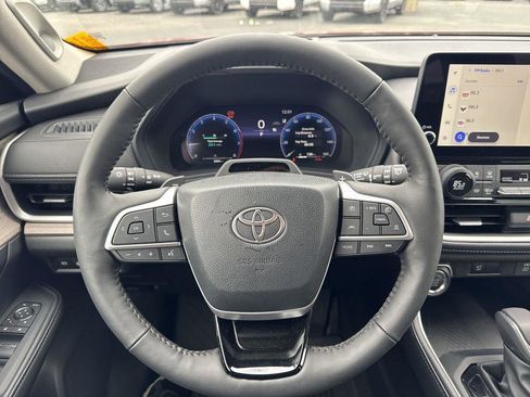 Used 2025 Toyota Grand Highlander AWD image 14