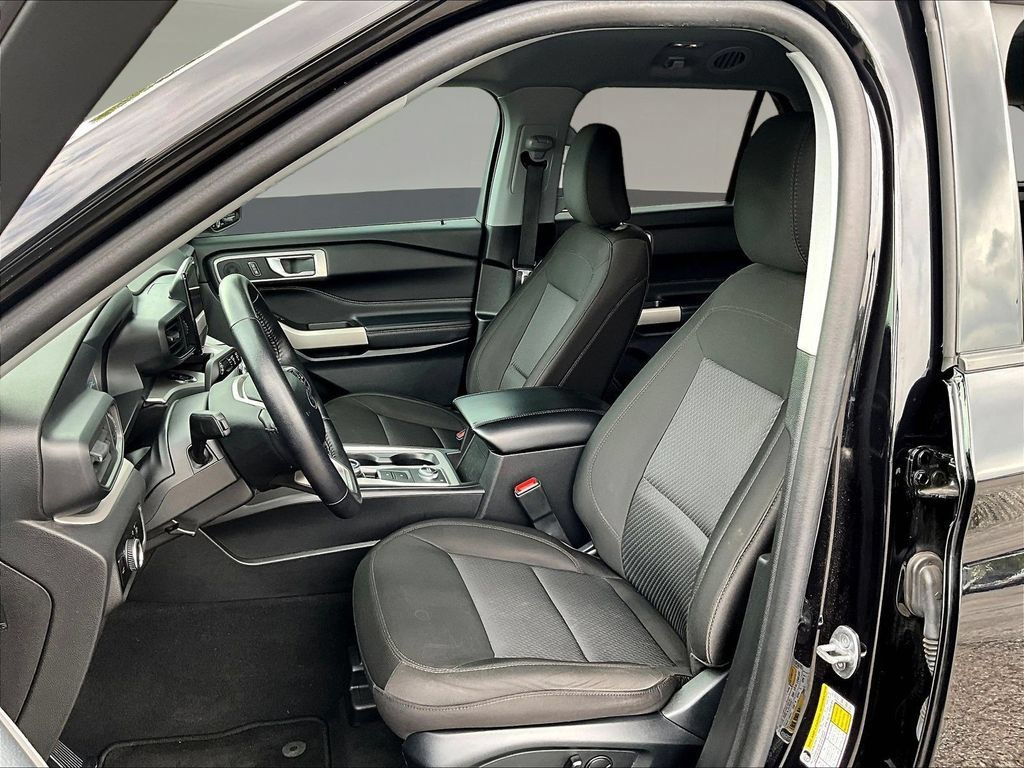 Used 2023 Ford Explorer XLT AWD/4WD image 23