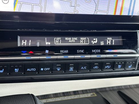 Certified 2024 Toyota Sienna Platinum image 25