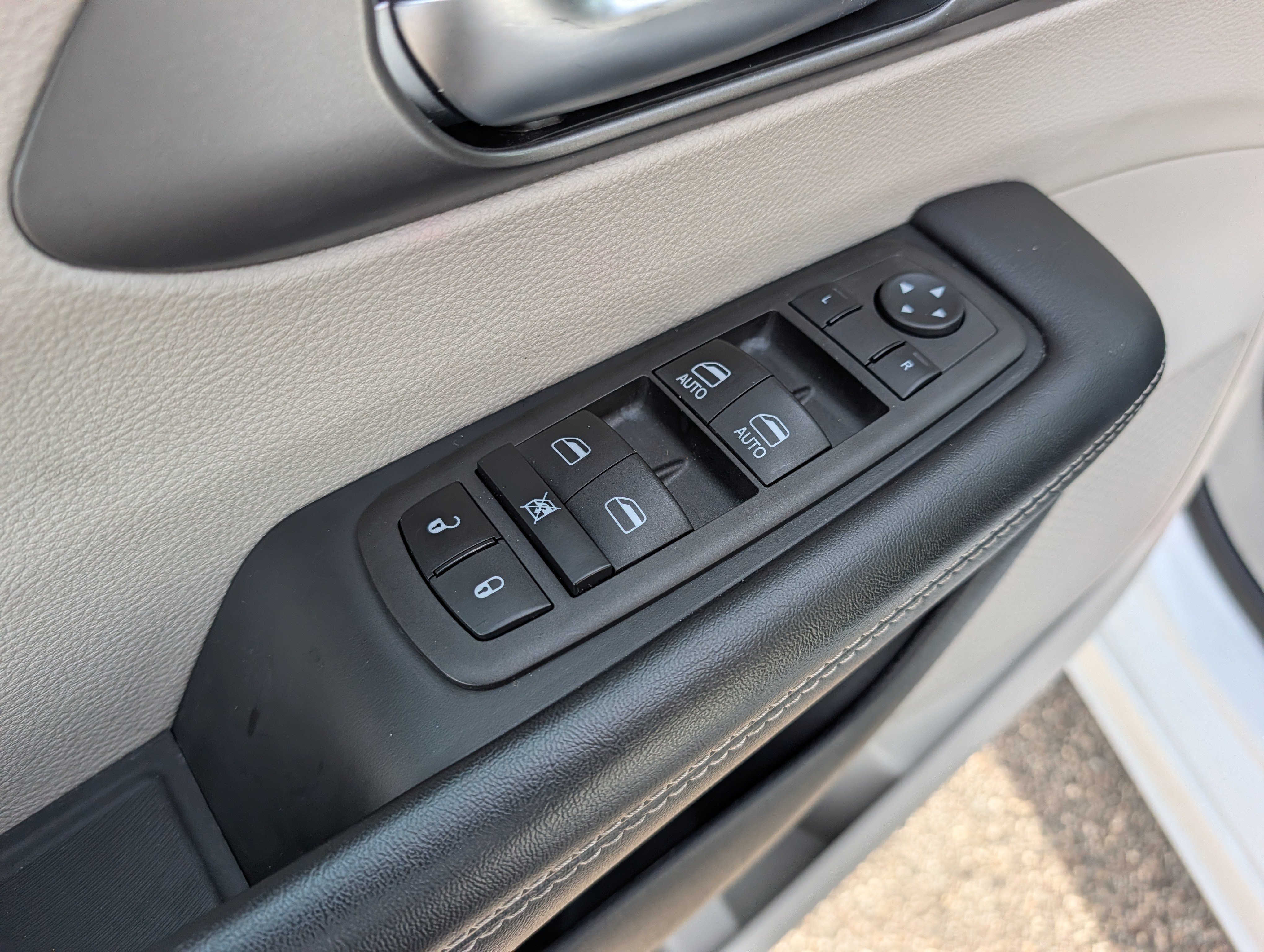 Used 2023 Chrysler Pacifica Touring-L FWD image 25