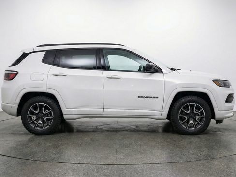 Used 2025 Jeep Compass Trailhawk AWD/4WD image 11