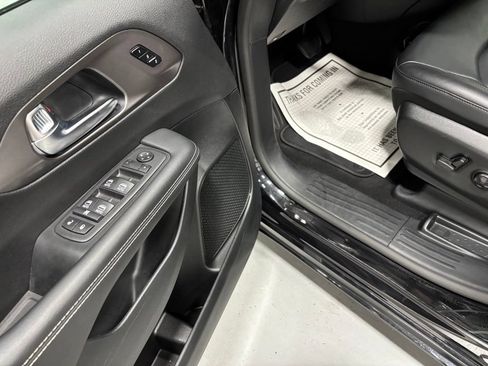 Used 2025 Chrysler Pacifica Select FWD image 9