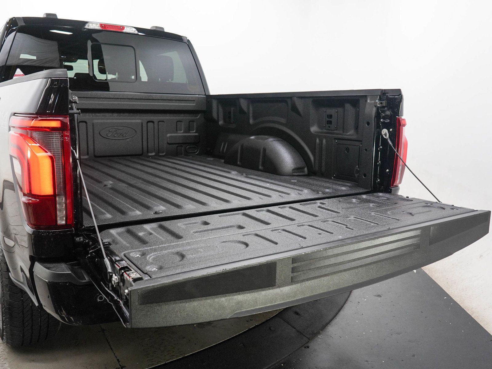 Used 2025 Ford F150 Lariat AWD/4WD image 9