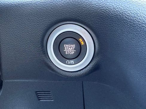 Used 2025 Chrysler Pacifica Select FWD image 7