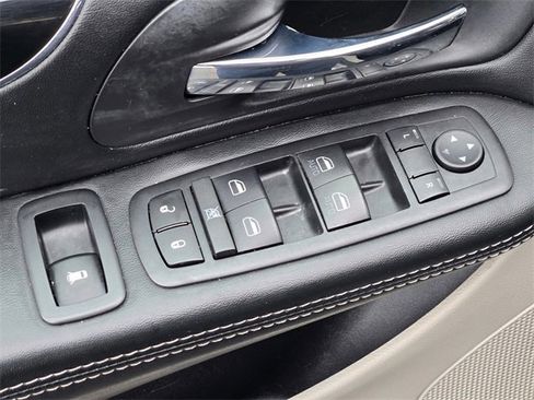 Used 2017 Dodge Grand Caravan SXT image 13