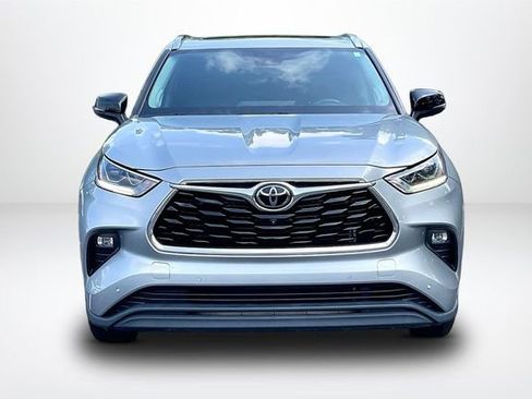 Used 2021 Toyota Highlander Limited FWD image 3