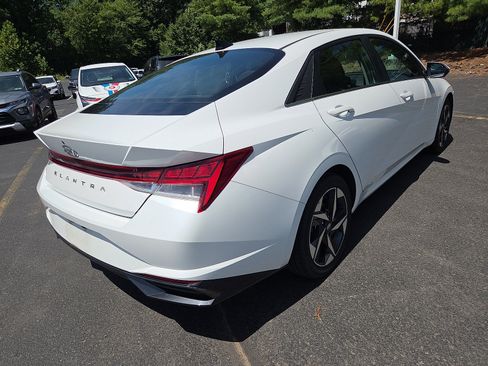 Used 2022 Hyundai Elantra SEL w/ Convenience + Premium Package FWD image 3