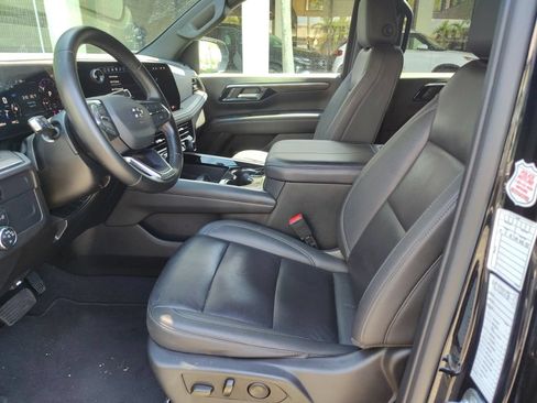 Used 2025 Chevrolet Suburban Z71 AWD/4WD image 4