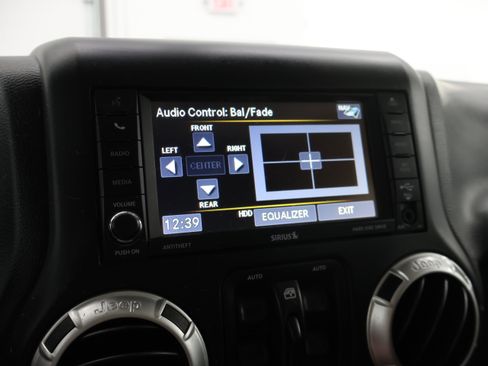 Used 2017 Jeep Wrangler Unlimited Sahara w/ Connectivity Group AWD/4WD image 44