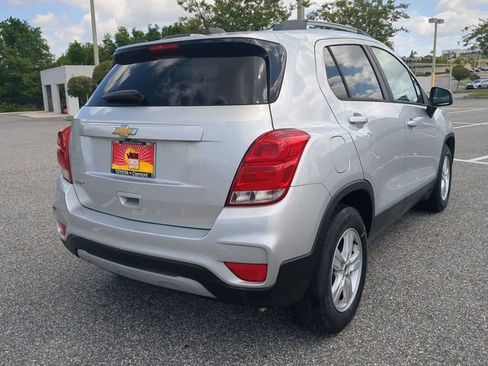 Used 2021 Chevrolet Trax LT w/ LT Convenience Package image 4