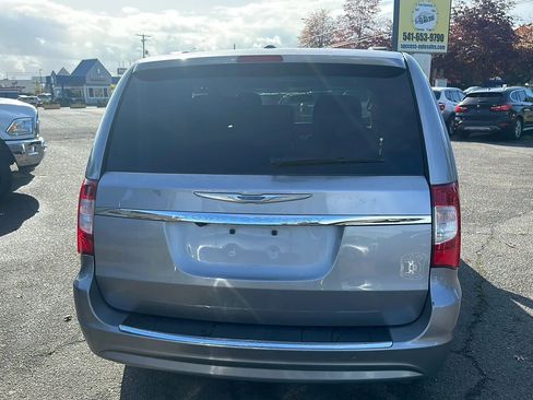 Used 2016 Chrysler Town & Country Touring image 4