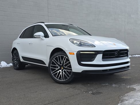Certified 2025 Porsche Macan image 7