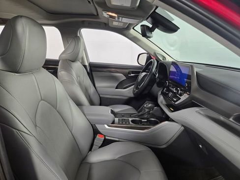 Used 2024 Toyota Highlander Limited image 15