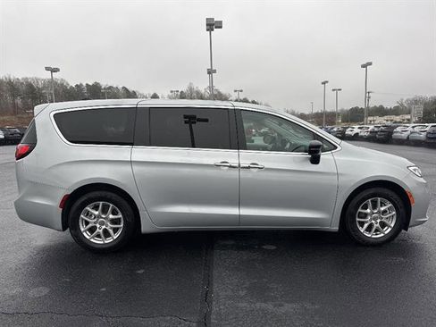 Used 2024 Chrysler Pacifica Touring-L image 8