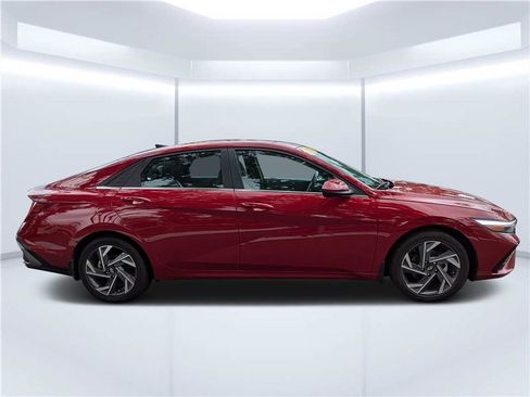 Used 2025 Hyundai Elantra SEL FWD image 2