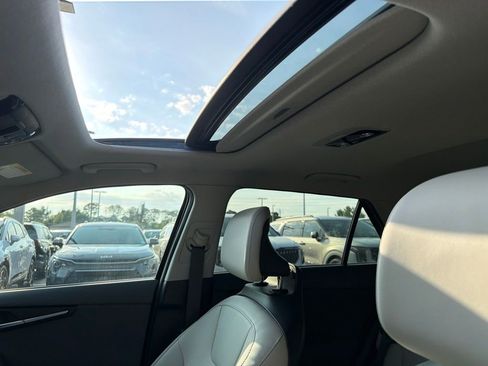Certified 2023 Kia Niro EX Touring FWD image 19
