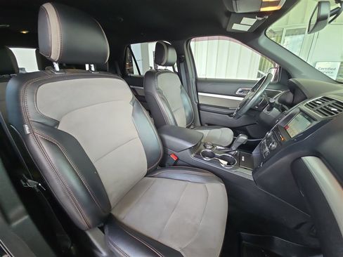 Used 2017 Ford Explorer XLT w/ Equipment Group 202A AWD/4WD image 26