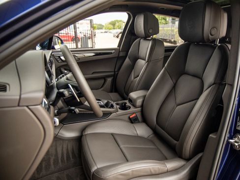 Certified 2025 Porsche Macan image 5