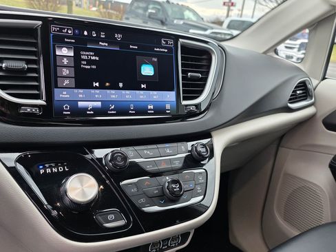 Used 2024 Chrysler Pacifica Touring-L FWD image 26