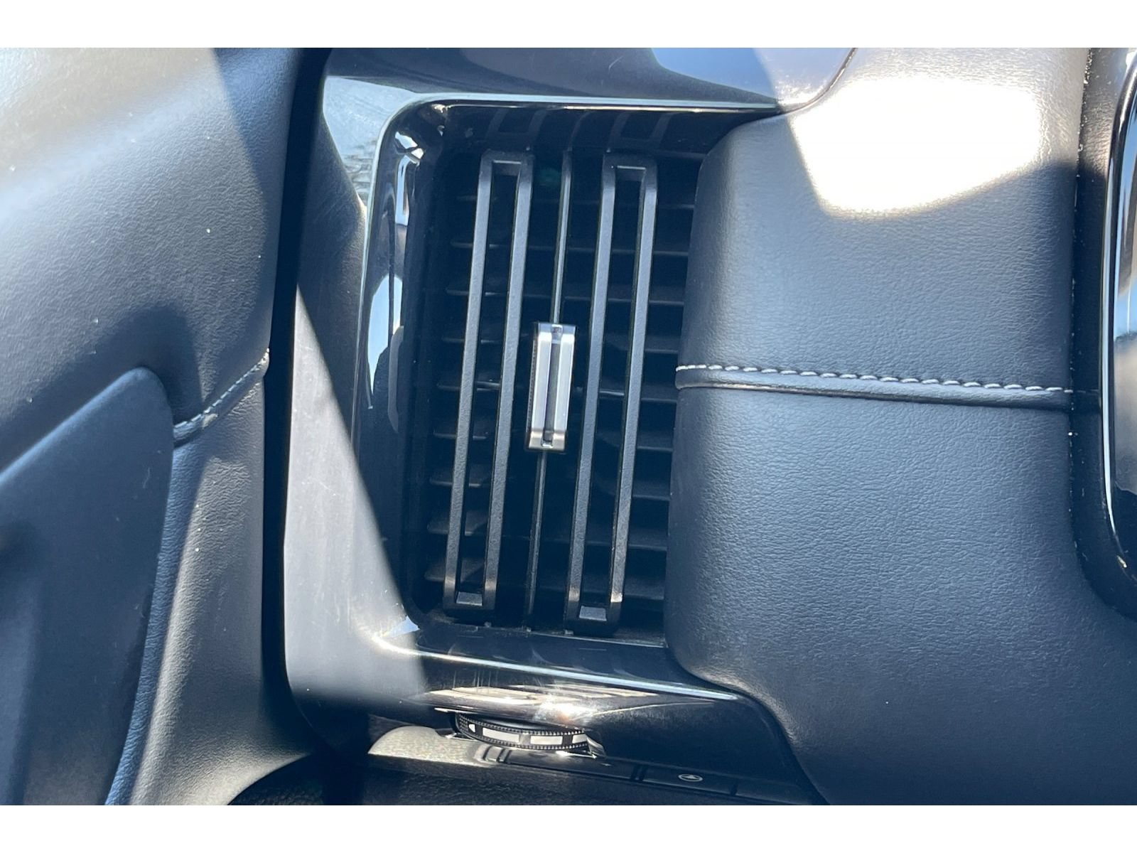 Used 2022 Nissan Pathfinder SV FWD image 30