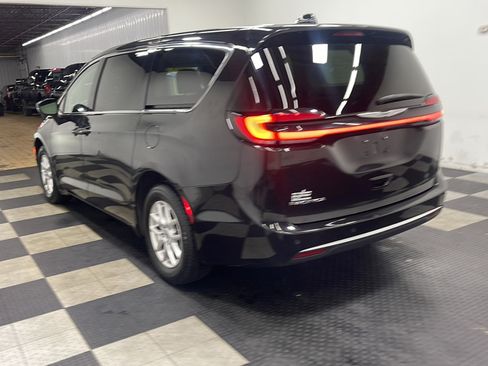 Used 2023 Chrysler Pacifica Touring-L FWD image 16
