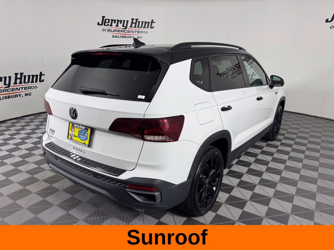 Used 2024 Volkswagen Tiguan SE R-Line FWD image 7