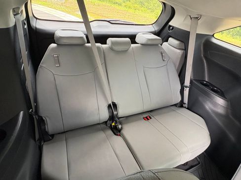 Used 2025 Toyota Sienna XLE FWD image 31
