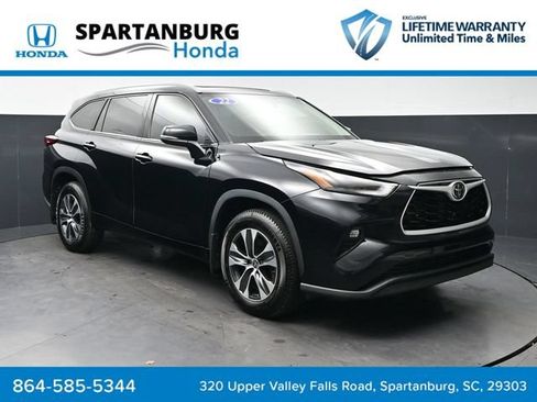 Used 2022 Toyota Highlander XLE AWD/4WD image 1