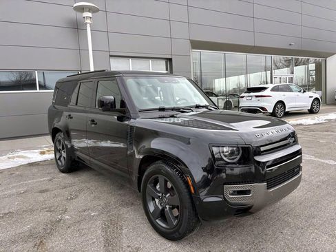 Used 2023 Land Rover Defender 130 X-Dynamic SE image 3