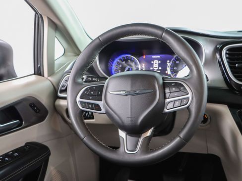 Used 2023 Chrysler Pacifica Touring-L image 12