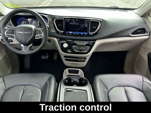 Used 2022 Chrysler Pacifica Touring-L image 12