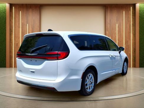 Used 2023 Chrysler Pacifica Touring-L FWD image 33