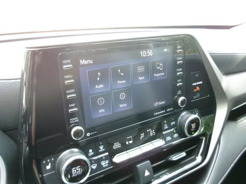 Used 2021 Toyota Highlander XLE AWD/4WD image 3