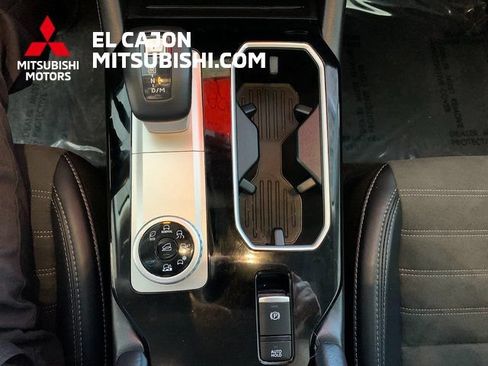 Used 2025 Mitsubishi Outlander AWD image 17