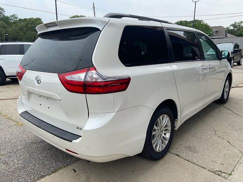 Used 2017 Toyota Sienna XLE w/ XLE Navigation Package FWD image 5