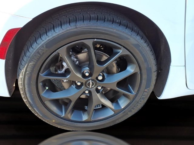 Used 2024 Chrysler Pacifica Limited w/ Uconnect Theater Family Group FWD image 26