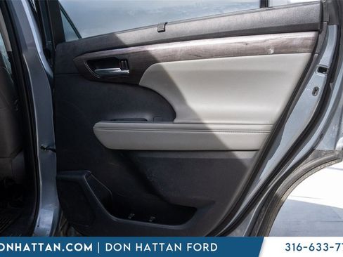 Used 2022 Toyota Highlander Limited image 19