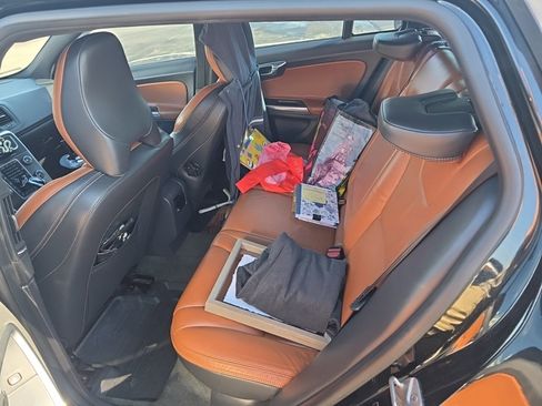 Used 2015 Volvo V60 T5 Platinum image 10