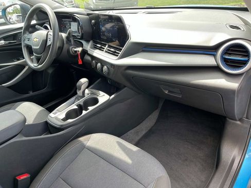 Used 2025 Chevrolet Trax LS image 22