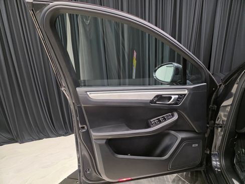 Used 2021 Porsche Macan Turbo AWD/4WD image 18