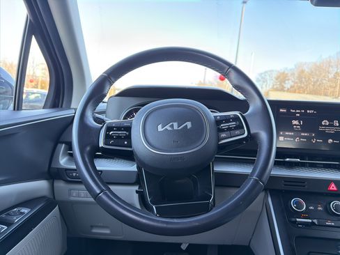 Used 2023 Kia Carnival LX image 14